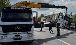 Afyonkarahisar'da Eşya Yüklü Tır Refüje Yan Yattı