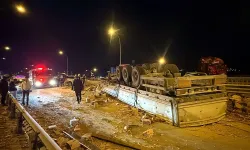 Afyon'da TIR ile Araçlar Çarpıştı, TIR Devrildi, Yol Kapalı, Yaralılar Var