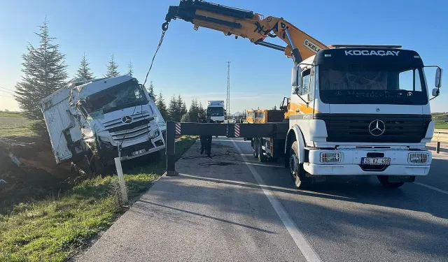 Ev Eşyası Yüklü Tır Kontrolden Çıkıp Şarampole Uçtu