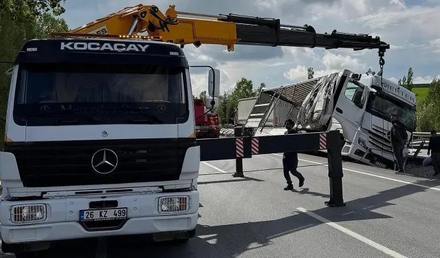 Afyonkarahisar'da Eşya Yüklü Tır Refüje Yan Yattı