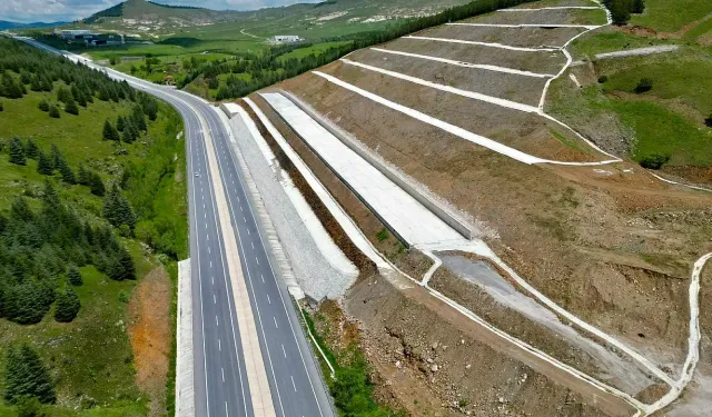 Çay ve Emirdağ Yolunda Heyelan Alarmı
