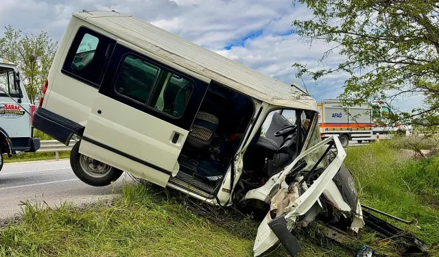 Direksiyon Hakimiyetini Kaybeden Sürücü Ağaca Çarptı