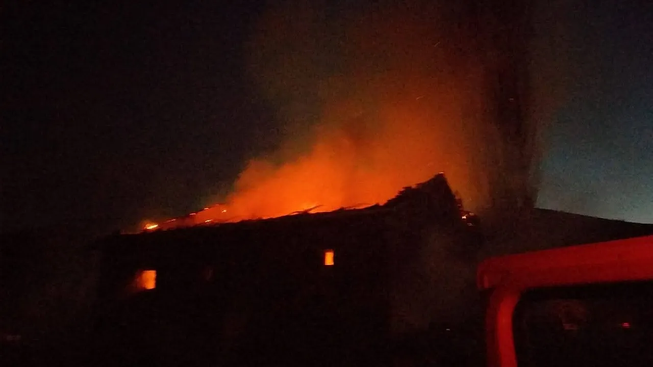 Afyon'da Korkutan Yangın: 2 Katlı Ahşap Ev Kullanılamaz Hale Geldi