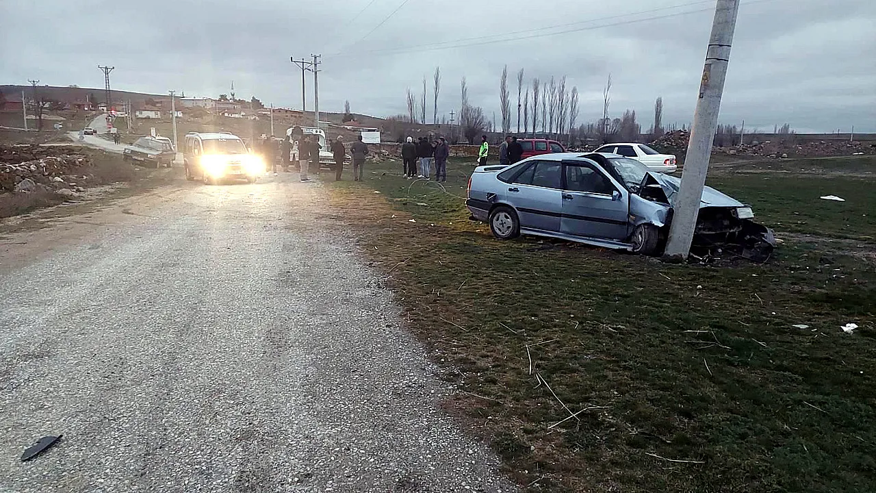 Afyon'da Panik Anları. Kontrolden Çıkan Otomobil Direğe Çarptı!