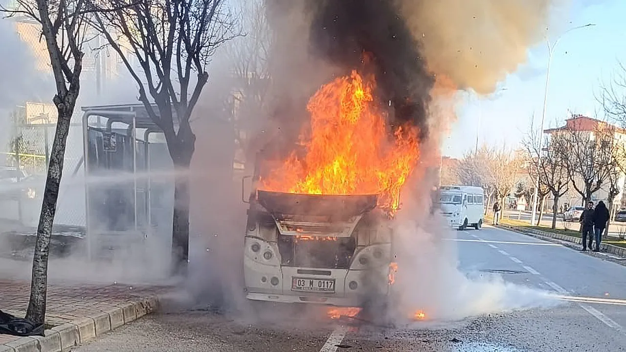 Afyon'da Yolcu Dolmuşunda Korkutan Yangın