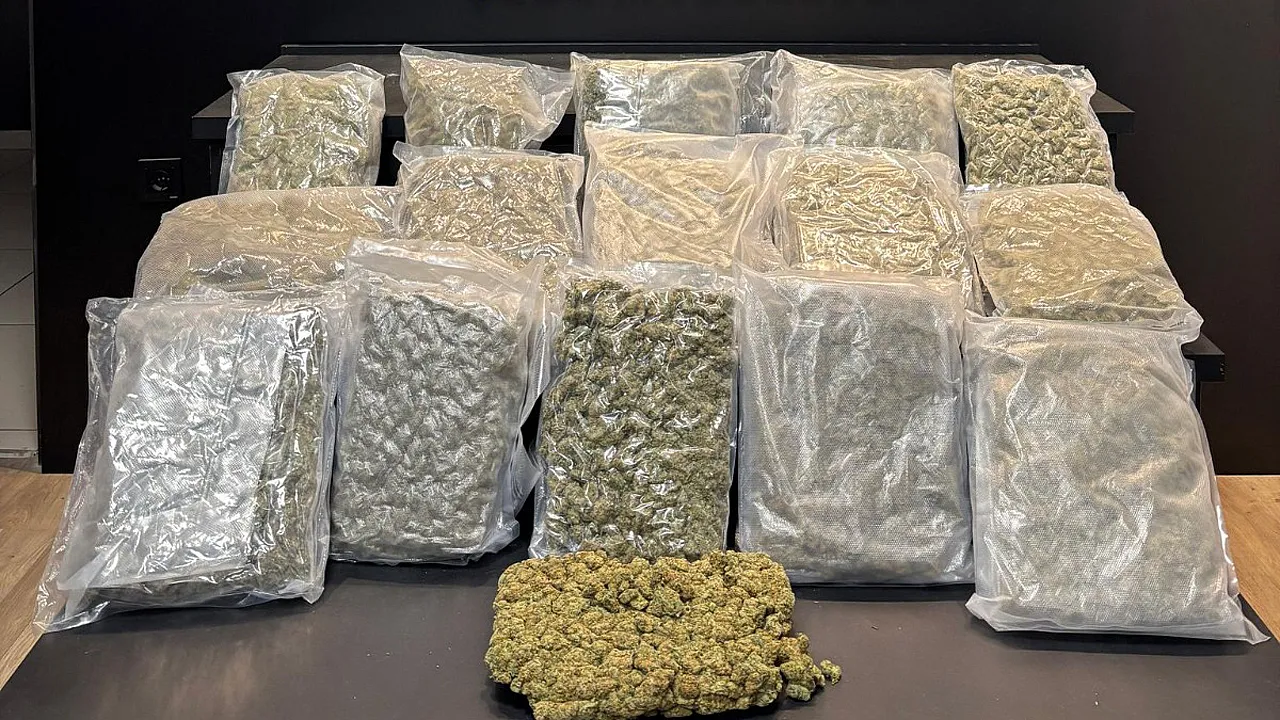 Afyonkarahisar'da 9 Kilo Yasaklı Madde Polise Takıldı