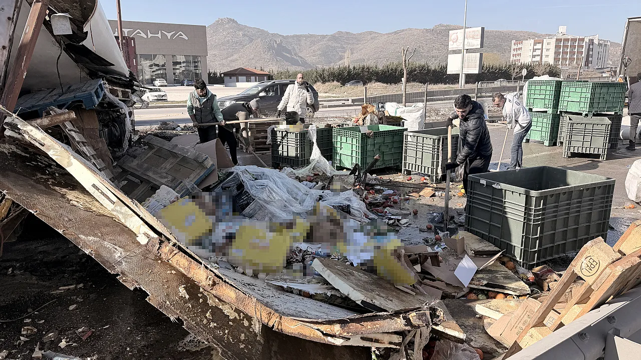 Afyonkarahisar'da Zincir Market Tırı Refüje Girdi: Gıda Ürünleri Yola Saçıldı