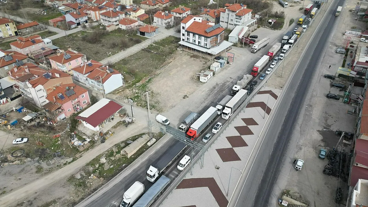 Bayram Tatili Başladı, Afyon'da Trafik Durma Noktasına Geldi